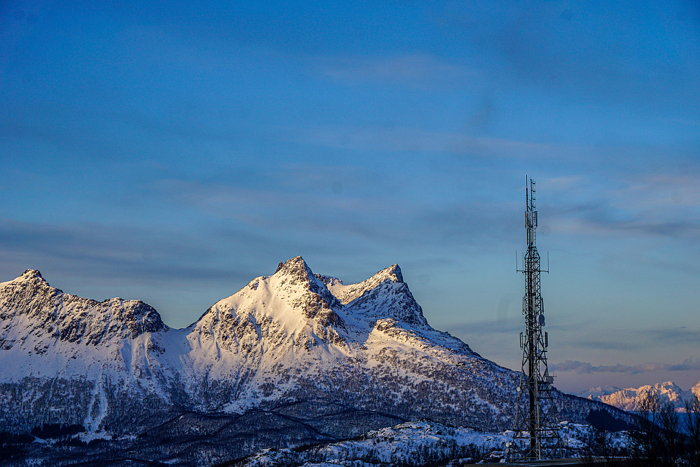 Dalstinden og Hamnesfjellet sett fra publikumstoppen Vetten