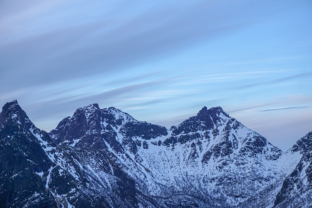 Hamnesfjellet sørvest til venstre og Dalstinden til høyre. Skaret er tydelig midt i bildet. Galleriet er den hvite snøstripen ca midt i bildet