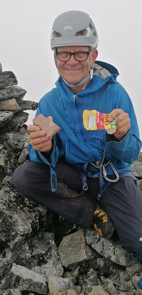 Det er ikke et knekkebrød, men en skikkelig gammel Kvikk-lunsj som Thor Rikard dro frem fra sekken. Trodde jeg skulle daue da den kom fram. 