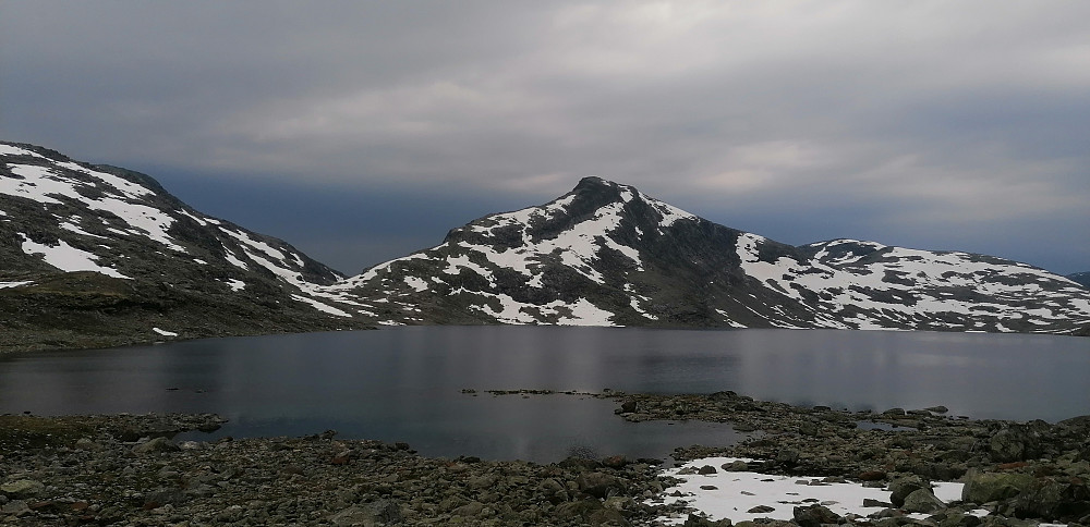 Tok ingen bilder av selve toppen så her er et for en ukes tid siden. Regner med at fjellet ikke har forandret seg så mye på ei uke. Litt mindre snø om man skal pirke på noe!