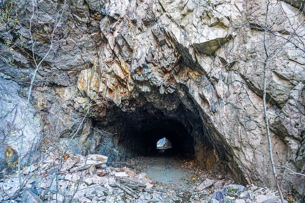 Tunnel 2 var stort sett ryddig, men stor forvitring og erosjonsutvikling ved begge utgangene. Bergarten og formen på steinene avslørte at tunnelen var synderen og ikke ras ovenfra.