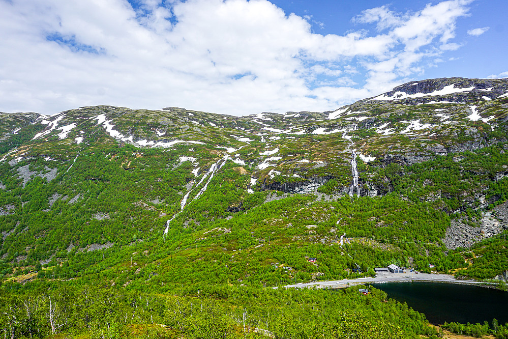 Grønne sider og brusende fossefall