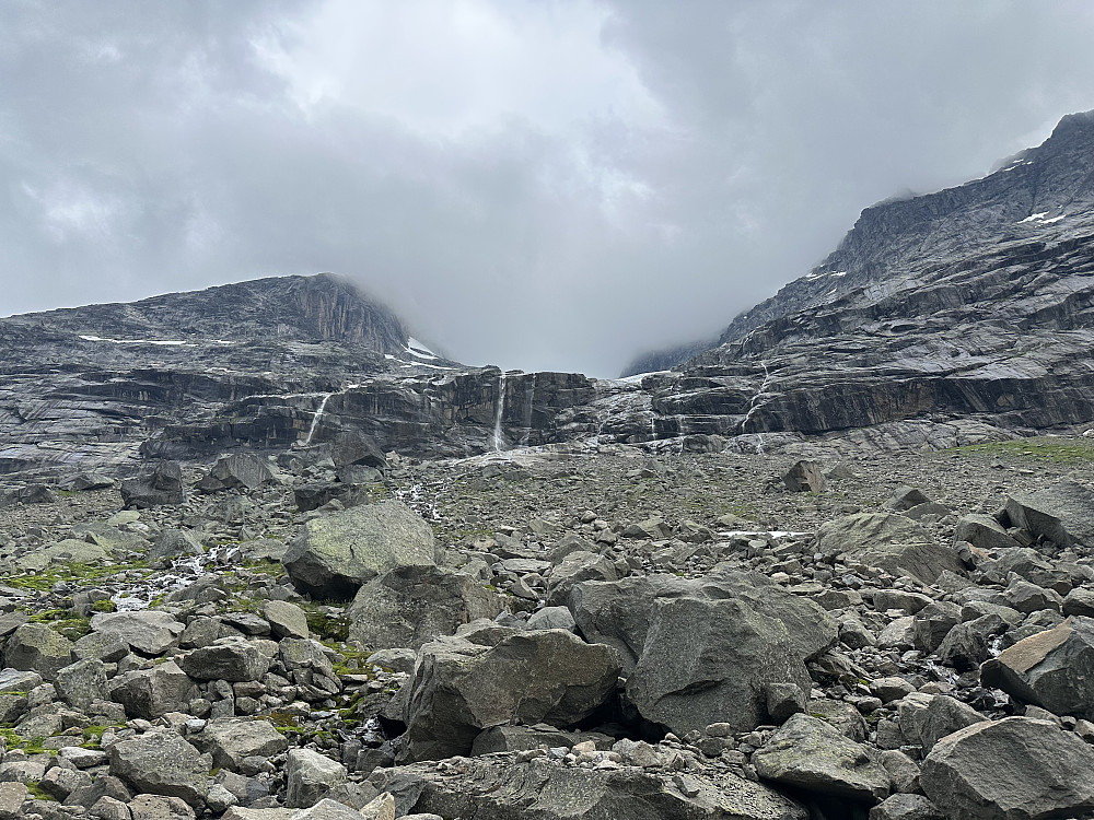 Fossefall fra Slinsbybreen. Her ble jeg ikke lenge