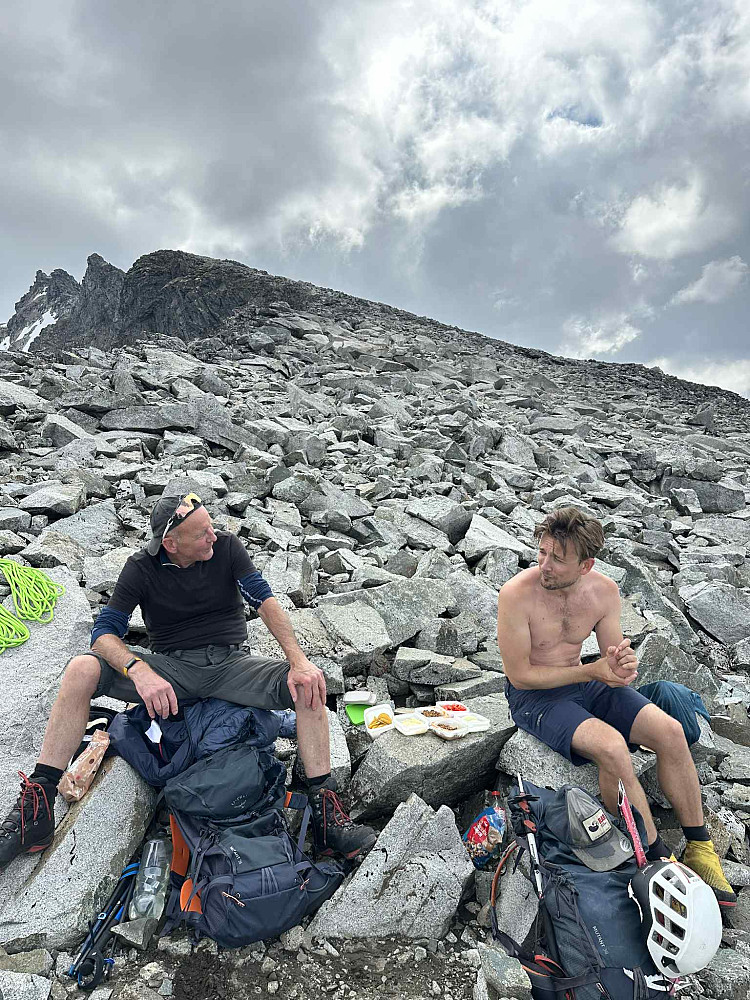 Hyggelig selskap og full meny. Foto Rune haug. 