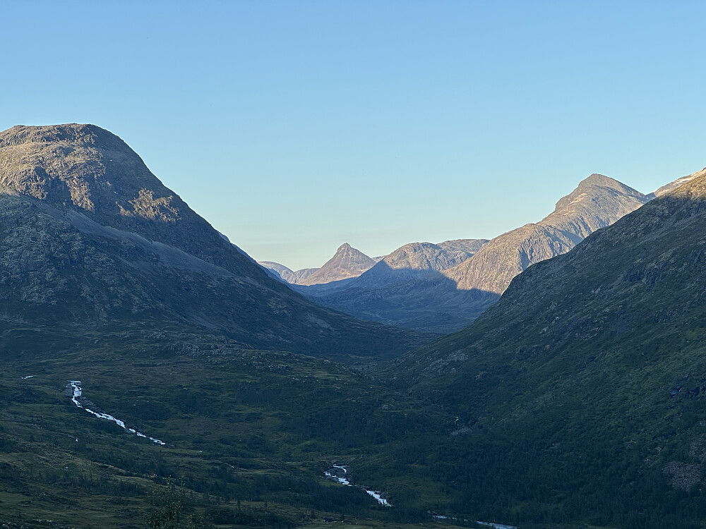 Mot Leirvassbu og Gravdalen