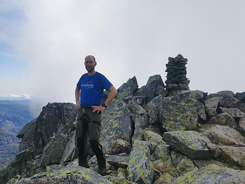 Undertegnede godt fornøyd med å endelig å ha besteget Juklavasskruna (1455 moh). Til og med ikledd riktig t-skjorte for dagen. 