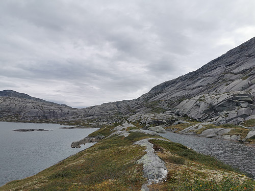 Passerer ovenfor Rjuvavatnet (midt i bildet). Så to andre turgåere som fisket. (Dette var de siste personene jeg så på to dager).