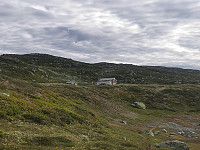 Passerer en av flere hytter langs Hellevotna.