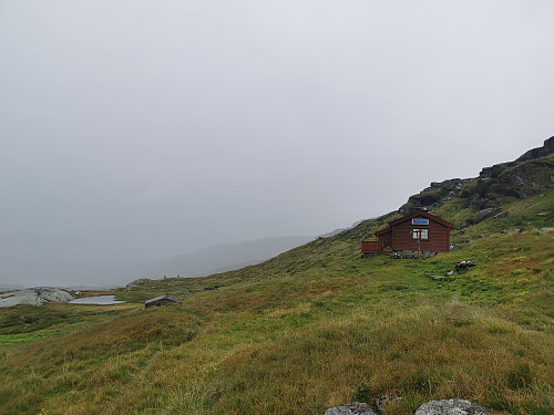 Passerer Helnaberg i regnvær og vind.
