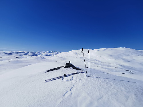 Toppen av Smalatinden, 1313 moh.Utsikt mot SV og Instetinden (1527).
