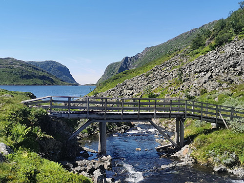 Solid bro over elven på stien som kommer fra Bjørndalen. Her kom vi ned etter traversen av Bjørndalstindene i 2021.