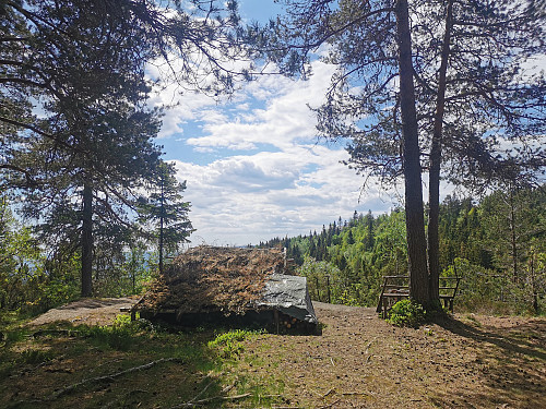 Gapahuk på toppen av Eineråsen, 303 moh.