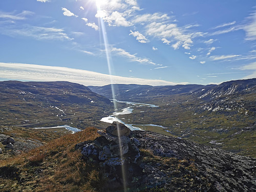Toppen av Vetle Hansbunuten, 1367 moh. Utsikt østover.