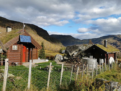 En stølshyttene på Aunaset så meget koselig ut.