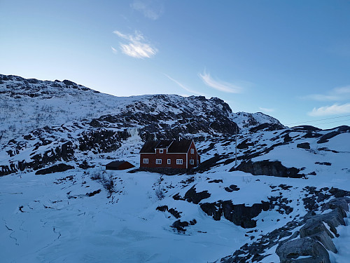 Oppe ved Svartavatnet. Tok skiene på ryggen like ovenfor husene.
