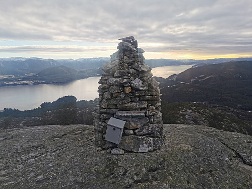 Utsikt SV fra toppen.