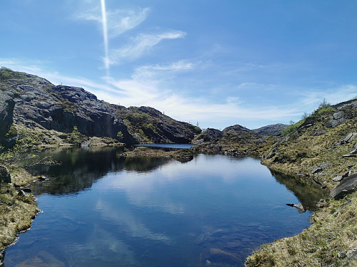 Passerer et av flere flotte vann på vei opp mot Endafjellet.
