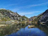 Enda et fint vann (men ikke drikkbart) i sadelen mot Fjæratoppen. 