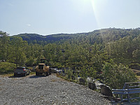 Parkering ved broen rett før Stordalen Fjellstove.