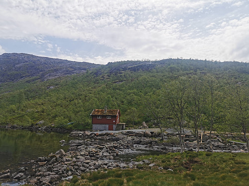 I enden av Bukkedalsvatnet ligger dette lille bygget.