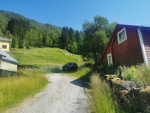 Kom ned marken og ut bak bilen midt i bildet.
