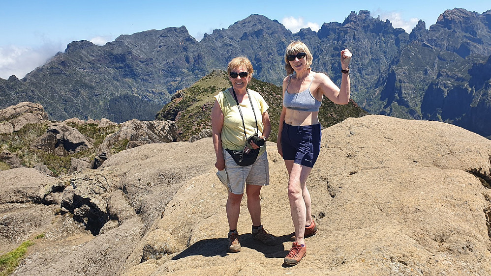 Heidi og Ann Kristin på toppen. Ser mot de to høyeste toppene, Pico Ruivo til venstre, og Pico Torres til høyre.