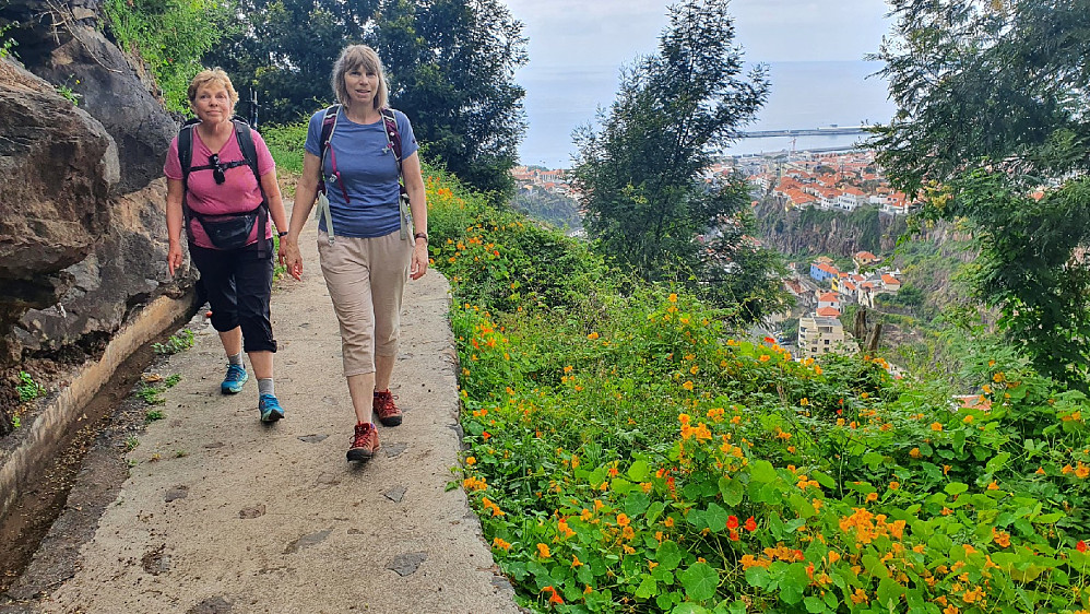 Heidi og Ann Kristin tidlig langs selve Levadaen