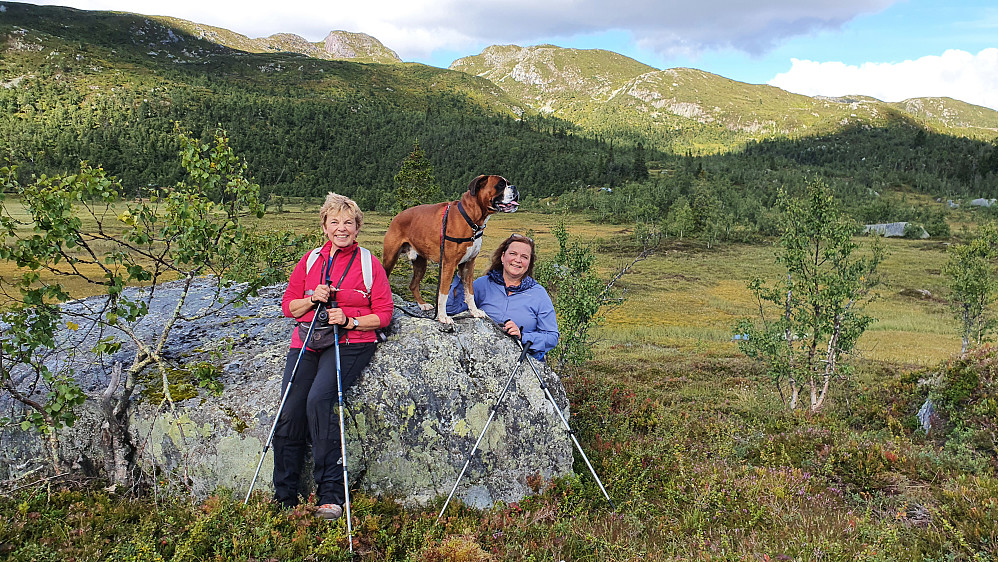 Heid, Neo og Berit i Vermdeviki. Ser Kastleroi bak til høyre.