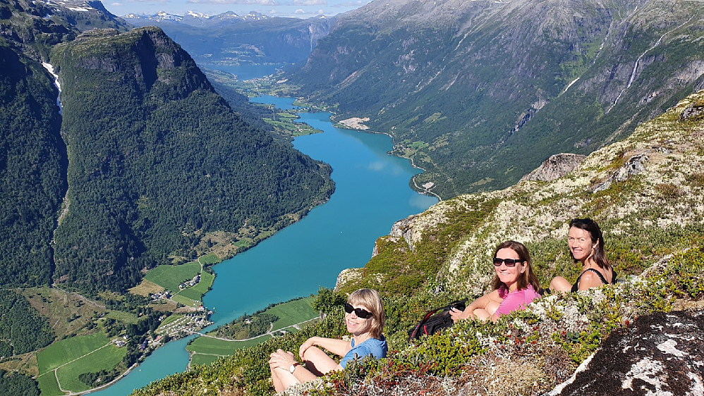 Utsikt fra Kjenuken mot Olden. "Instagramstedet" Klovane sees tvers over dalen. Vi mener dette er en finere tur enn Klovane som går rett opp.