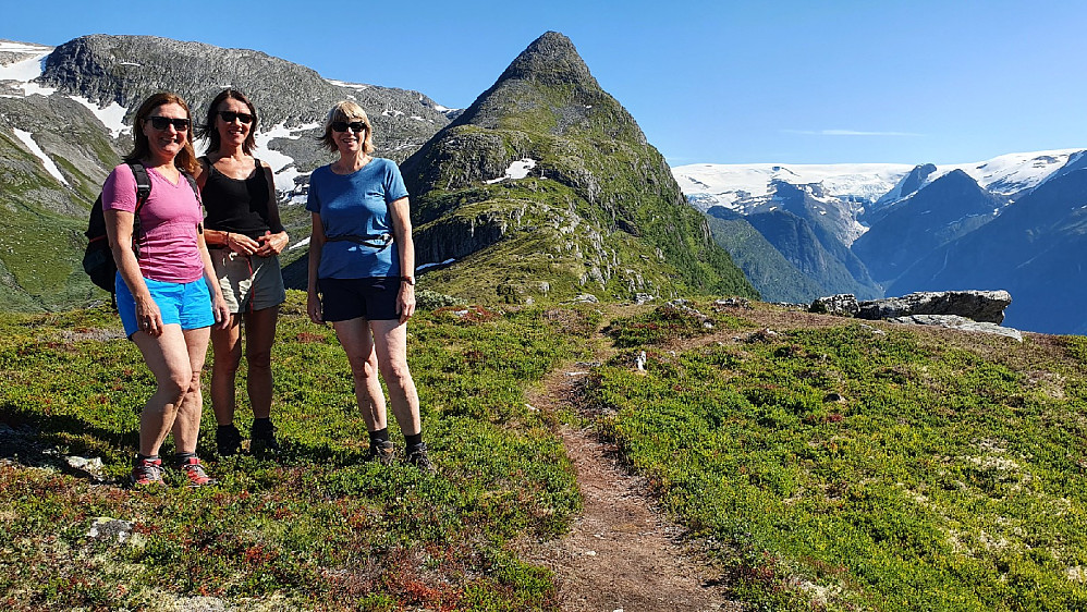 Anne Britt, Oddbjørg og Ann Kristin på Sundsnibba. Ser oppover Oldedalen mot det lille som er igjen av Melkevollsbreen.  Neslenibba midt i bildet.