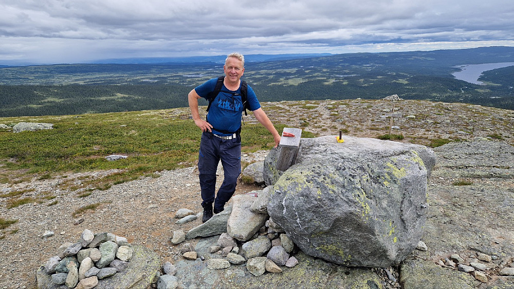 Mot øst og sør var det bedre sikt. Ser Dokkfløyvannet til høyre, og en ser Hærfjellet (forrige tur) midt mellom meg og
vannet.