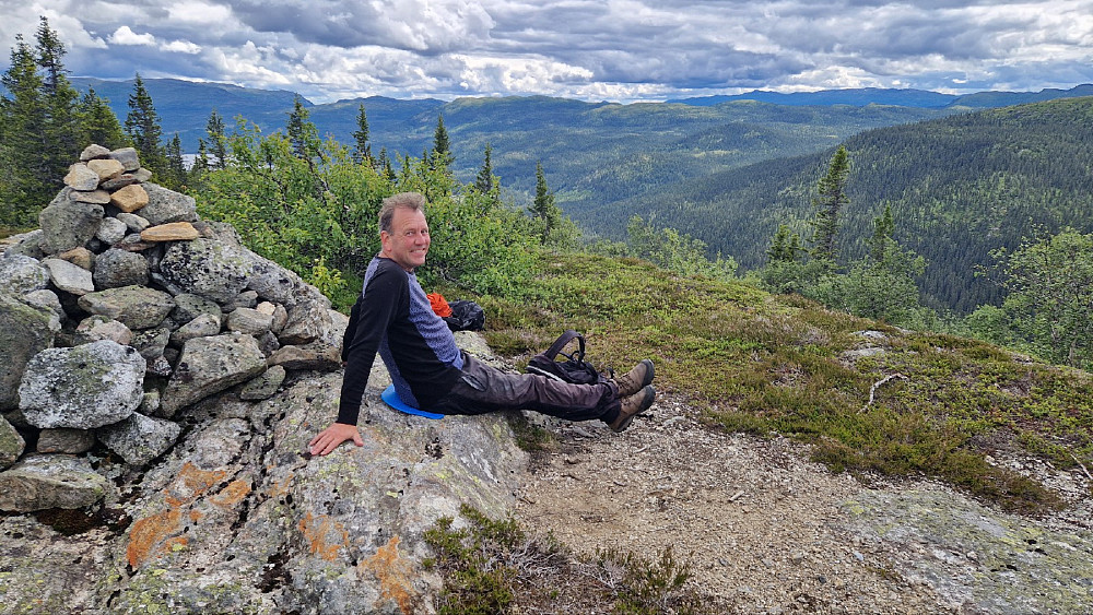 Utsikten kan nytes. I følge Thommesen er den beste utsikten litt under toppen, noe vi ikke oppdaget.
