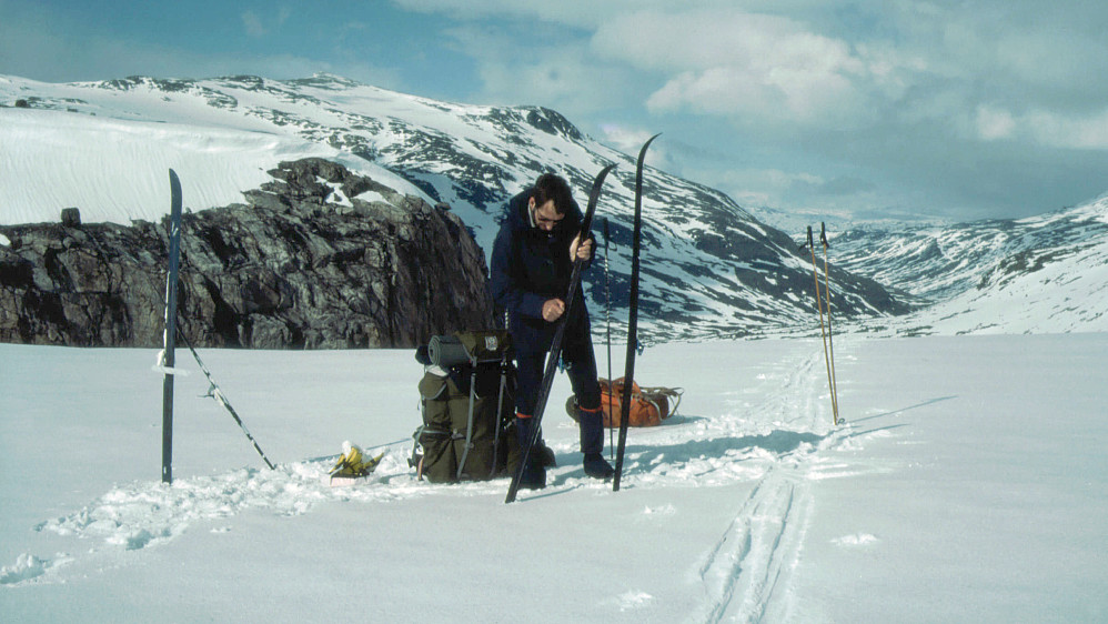 Smørepause før nedkjøring mot Kampehamrane. Ser bakover mot Mårådalen.