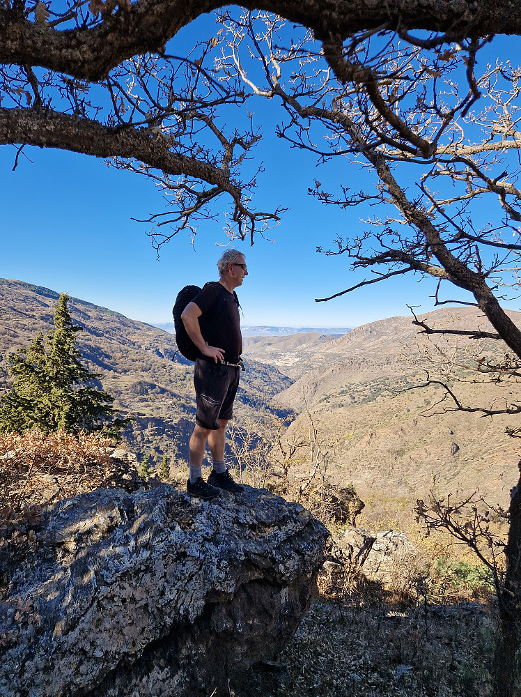 Utsikt nedover mot Guejar Sierra og Grenada (synes ikke)