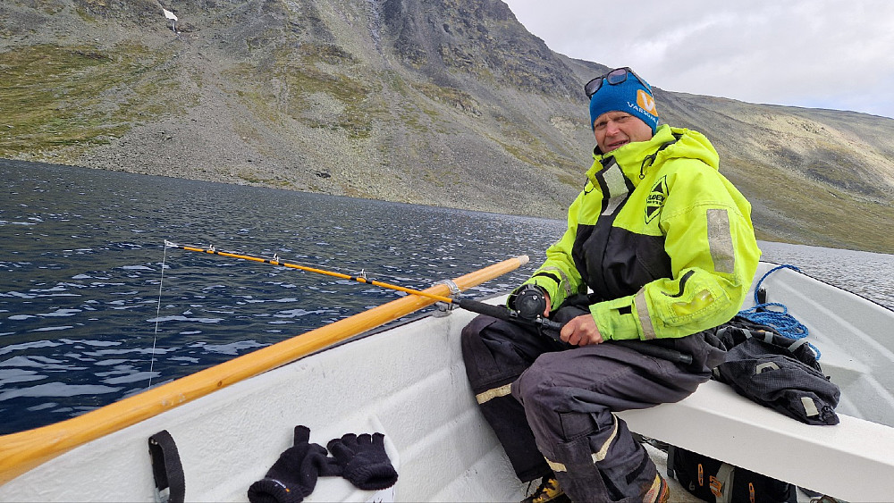 Kan se ut som fisking, men en logger er på vei i dypet og sveives opp igjen med en fiskestang.