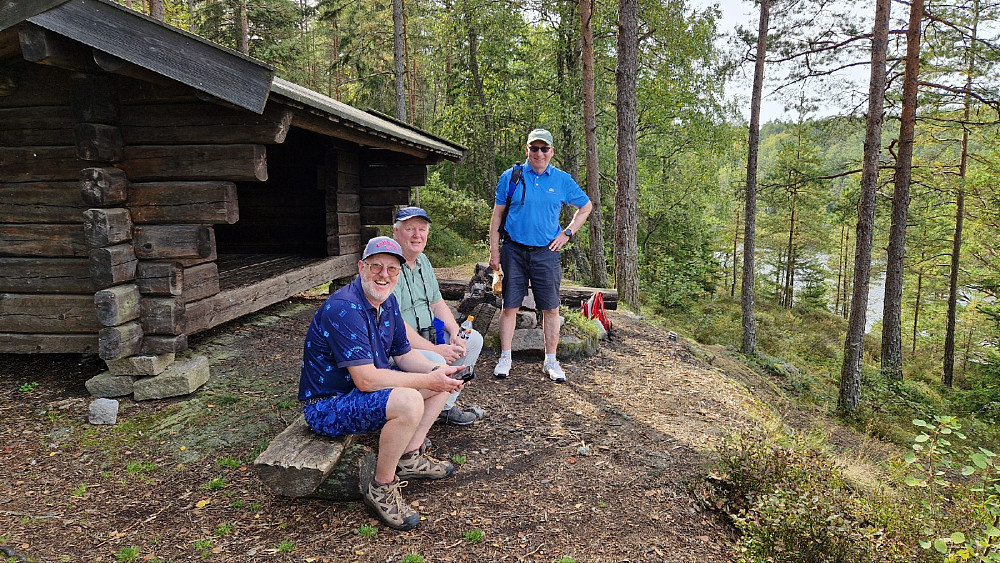 Espen, Morten og Roy ved gapahuken lengst nord på runden