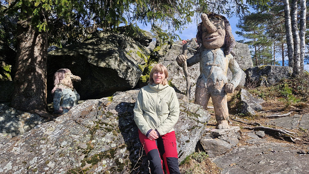 De artige trollfigurene rett nedenfor tårnet.