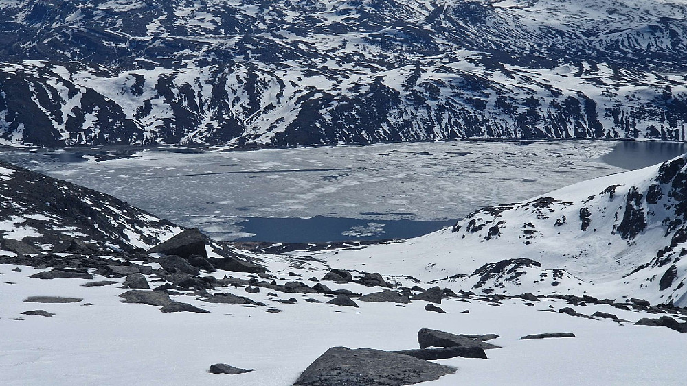 Utsikt fra Kalvehøgde Ø2 mot østre del av Bygdin. Siste isen gir tapt for våren.