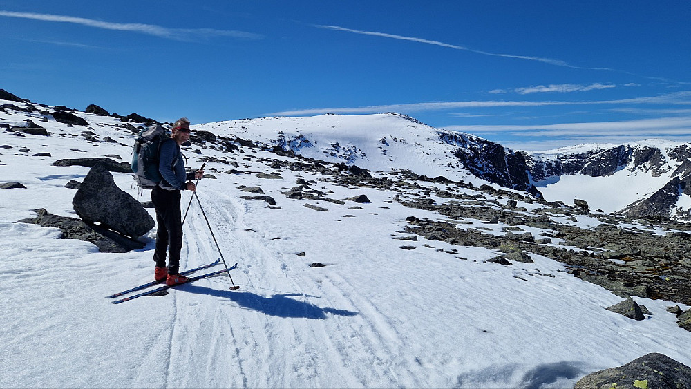 Oppe på ryggen var det lite snø, men vi slapp å ta av skiene.