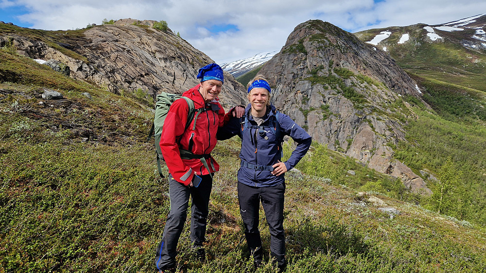 Trond og Sondre med Raudberget i bakgrunnen til høyre