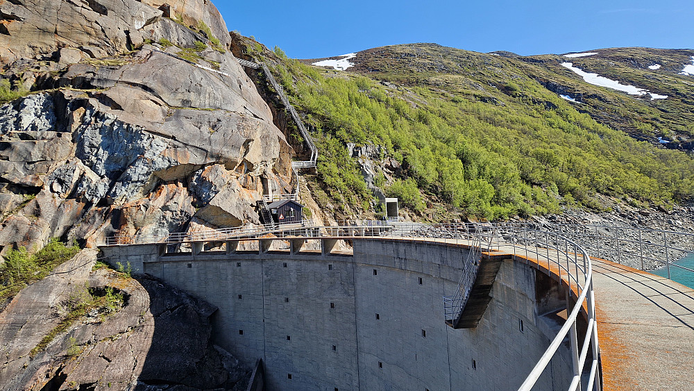 Så var det over dammen og opp alle trappene til høyre for berget