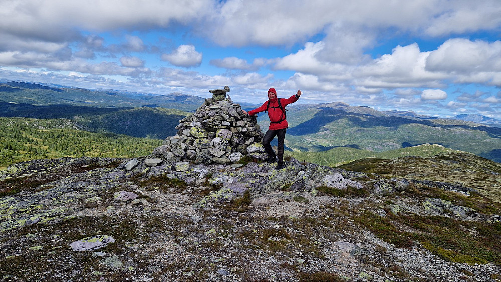 Halvor har klart å reise seg i le av varden. Ser Gaustatoppen lengst til høyre, Brattefjell til høyre for Halvor, og Bossnuten til venstre.