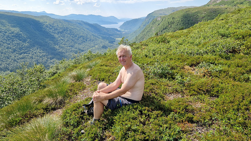 Noen vindpust 480 moh fikk frem smilet igjen! Ser nedover Todalen.