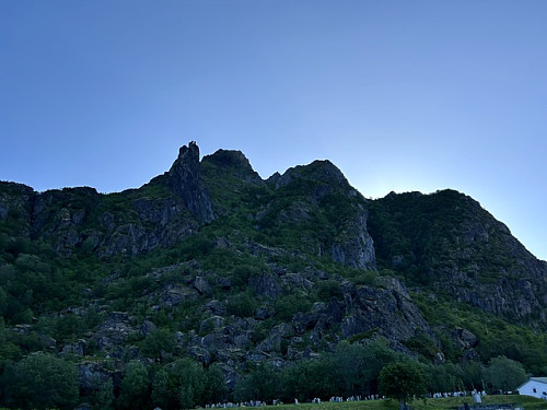 På vei til Svolværgeita i morgengry. Se kirkegården nedenunder ...