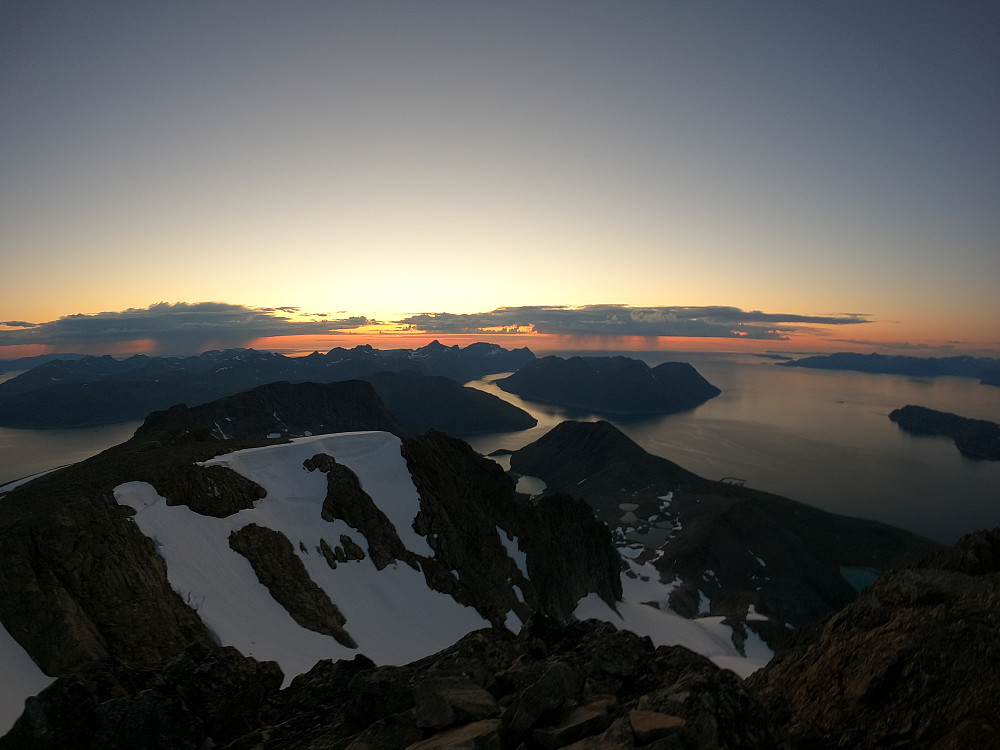 Utsikten fra toppen kl23.37 over Arnøya. Gud hvor fint :) 
