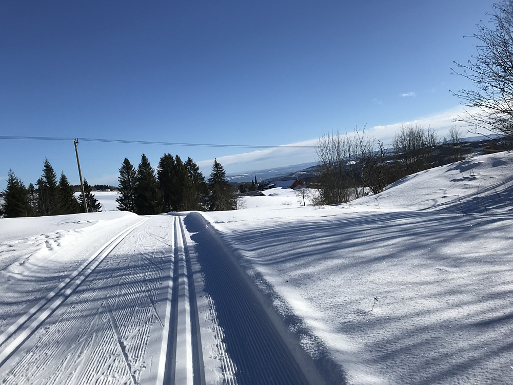 Fra Haugrunden, mot Vardal kirke og Mjøsa langt bak.