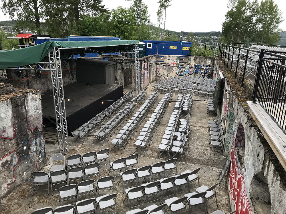 Ruinene på Hovdetoppen brukes som konsert -arena om sommeren.