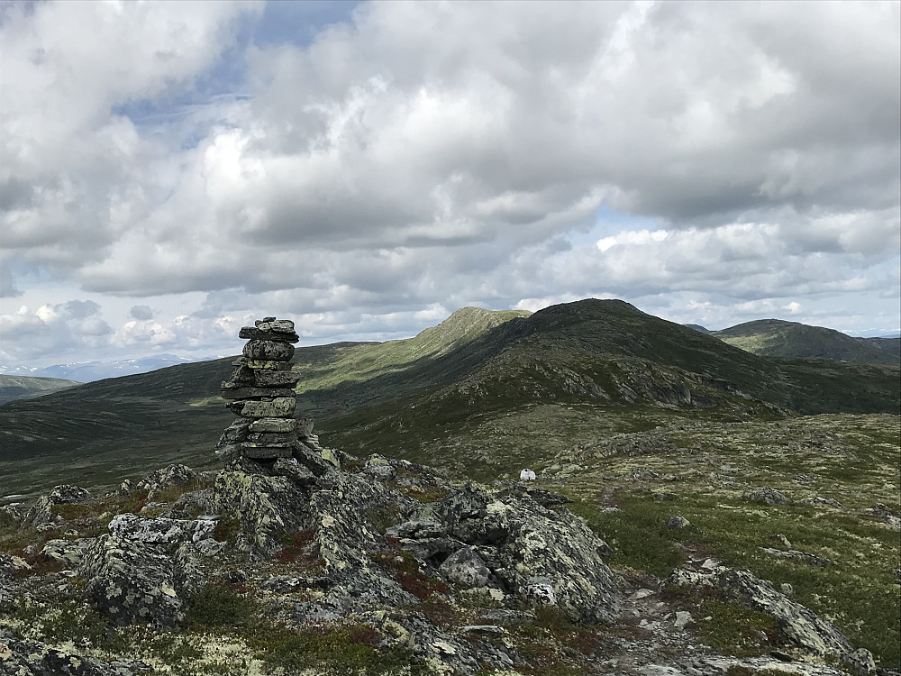 På tur oppover fra Leppskardet. Ser Søre Leppkampen, med Leppkampen bak