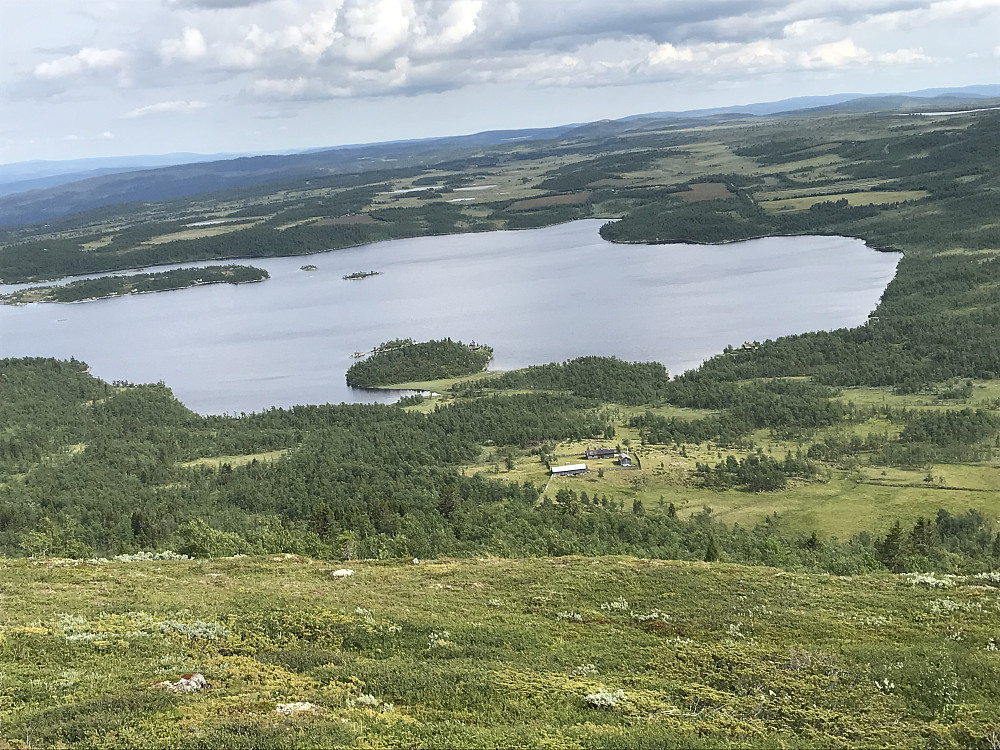 På tur ned fra Ongsjøfjellet. Ser ned på Nedre Ongsjøen og Kvisbergseter
