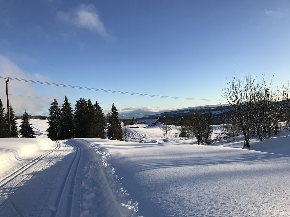 Fra Haugrunden, ser Vardal kirke og Mjøsa i det fjerne.